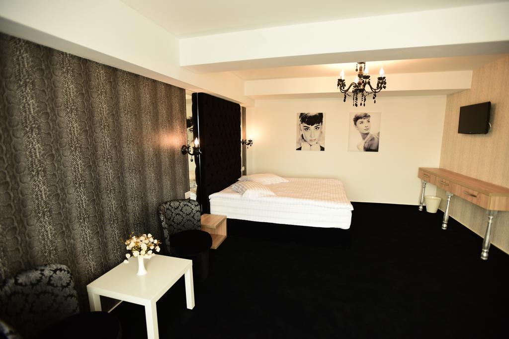 La Rocca Boutique Hotel Craiova Bagian luar foto