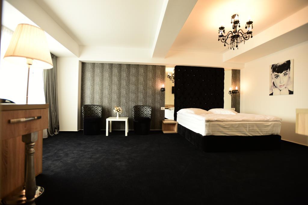 La Rocca Boutique Hotel Craiova Bagian luar foto