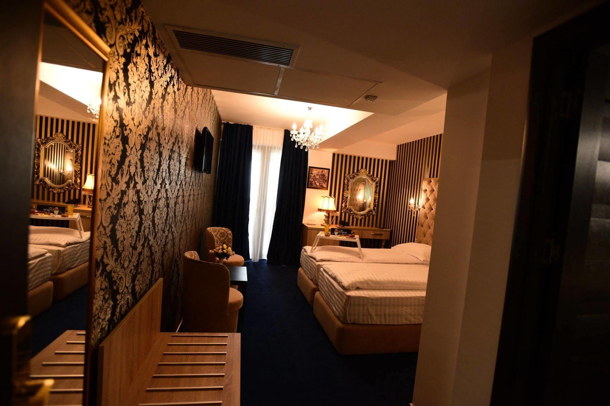 La Rocca Boutique Hotel Craiova Bagian luar foto