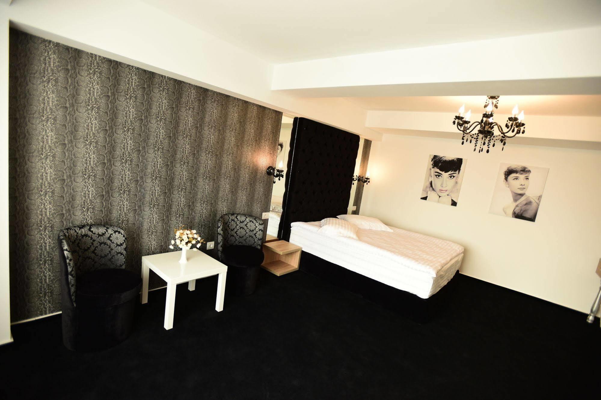 La Rocca Boutique Hotel Craiova Bagian luar foto