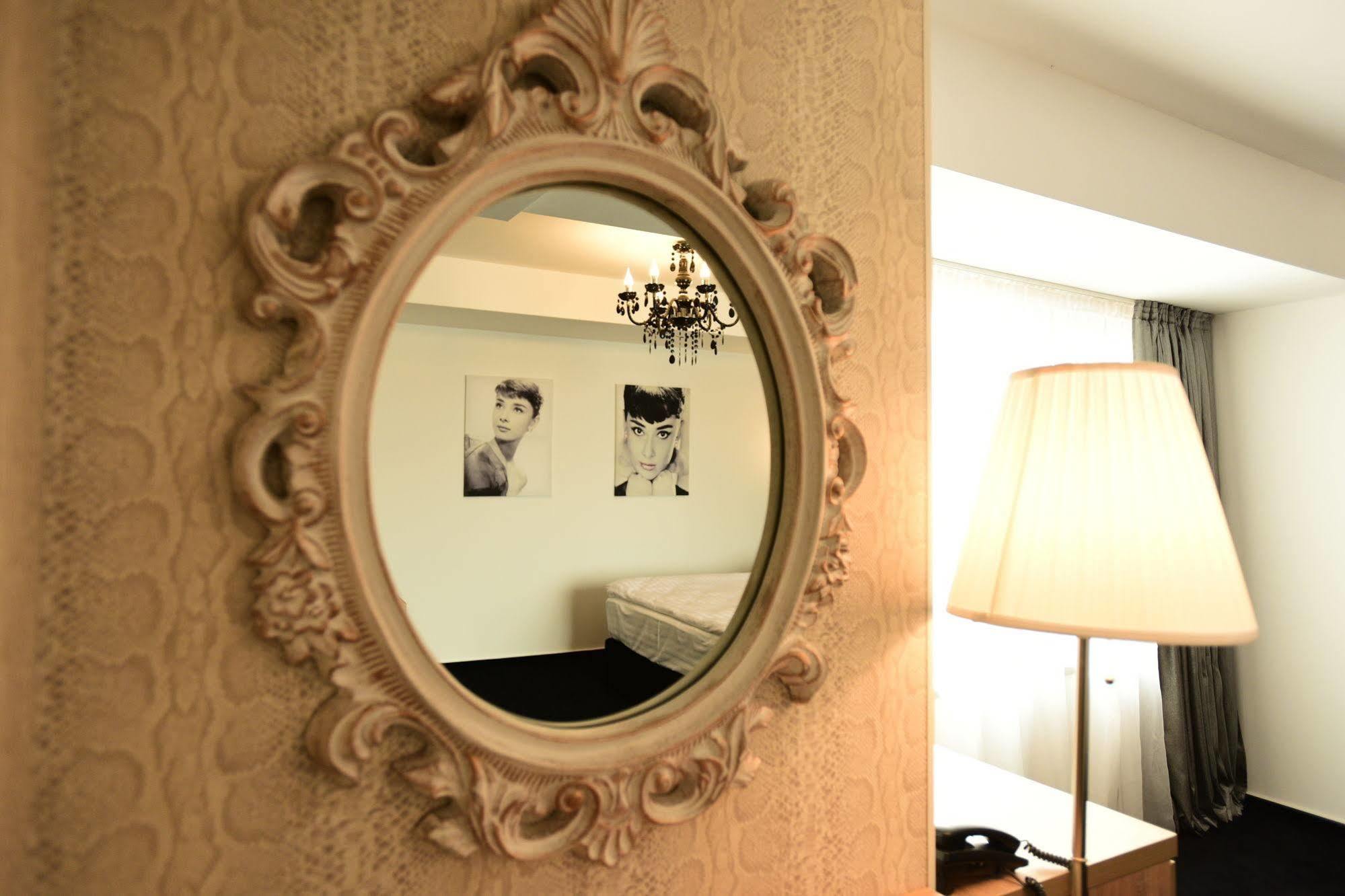 La Rocca Boutique Hotel Craiova Bagian luar foto