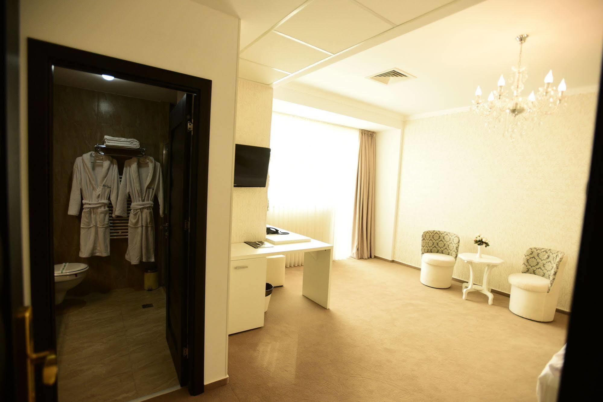 La Rocca Boutique Hotel Craiova Bagian luar foto